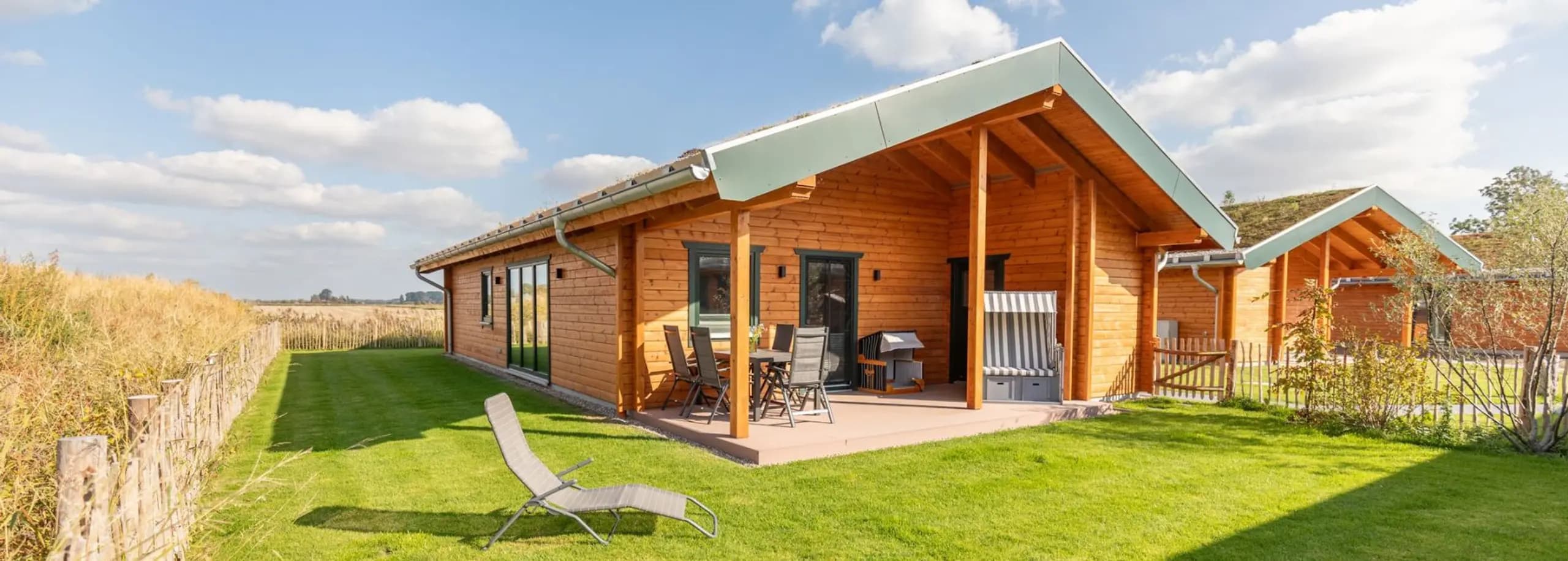 Ferienhäuser auf der WattWarft: nachhaltig wohnen am Katinger Watt