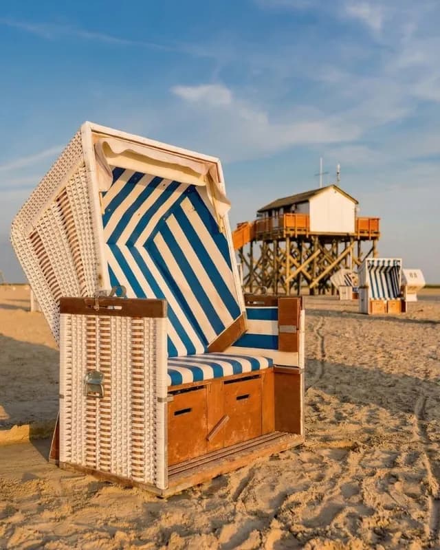 Ferienhaus in St. Peter-Ording mit Pfahlbauten am breiten Sandstrand