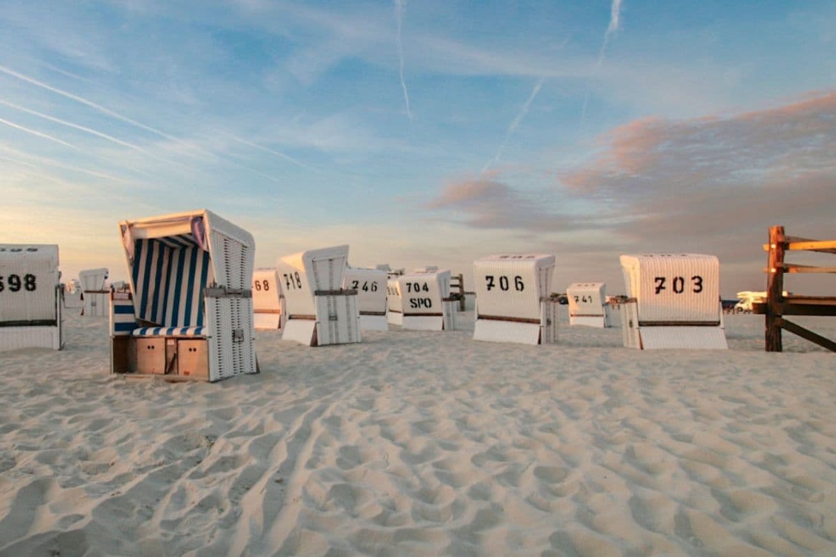 Strand von St. Peter-Ording mit Pfahlbauten