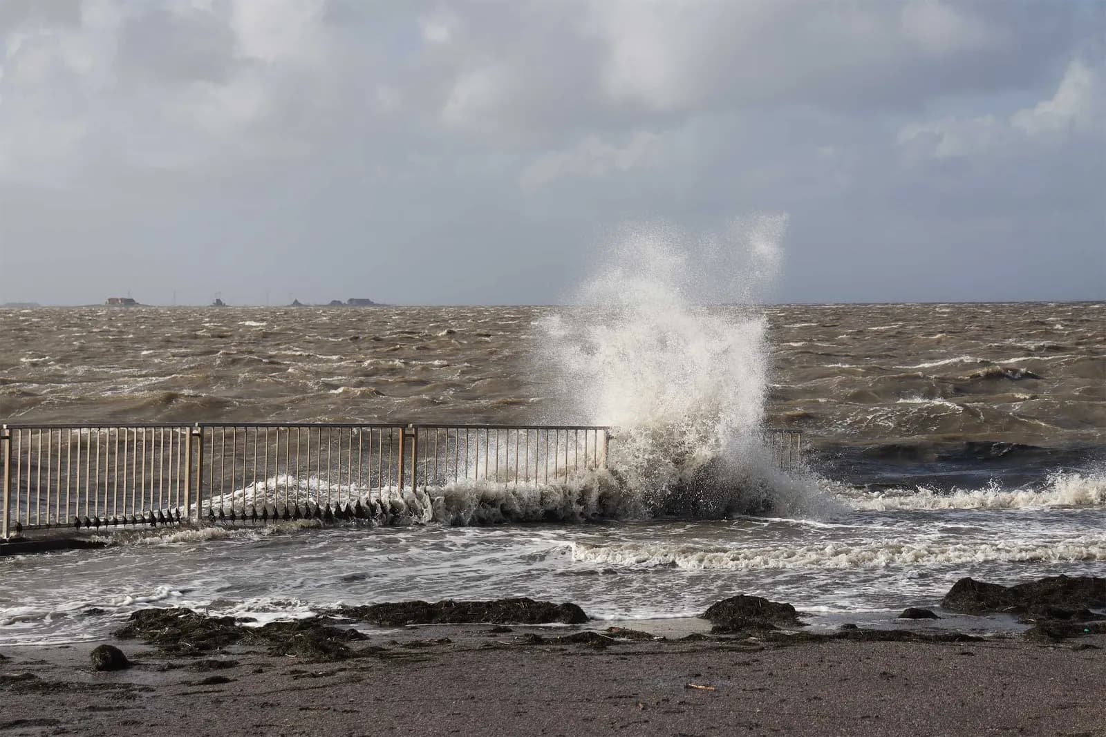 Sturmflut an der Nordsee und die Chance, einen Bernstein zu finden